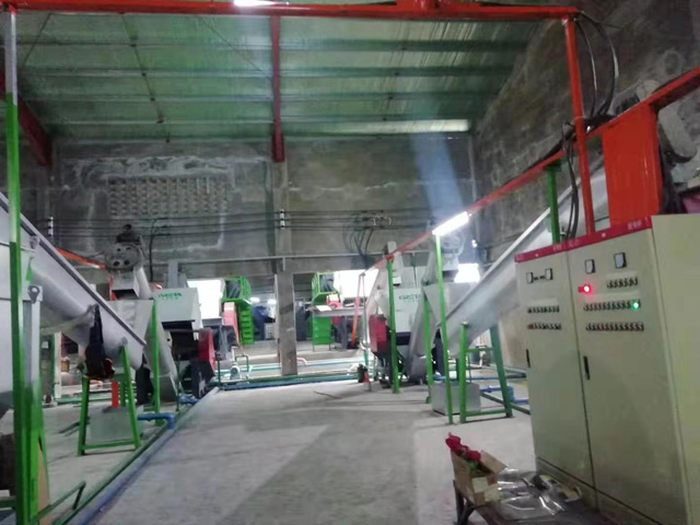 大型PET礦泉水瓶篩選、預(yù)洗、破碎、清洗 熱堿酸洗回收第二套大型生產(chǎn)線(POY級(jí)）